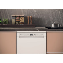 Load image into Gallery viewer, Hotpoint Maxi Space H7F HS41 UK Freestanding 15 Place Settings Dishwasher