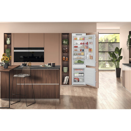 Hotpoint built in fridge freezer 70/30 - HTC20T322