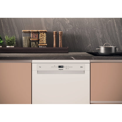 Hotpoint HD7FHP33 dishwasher: full size, white