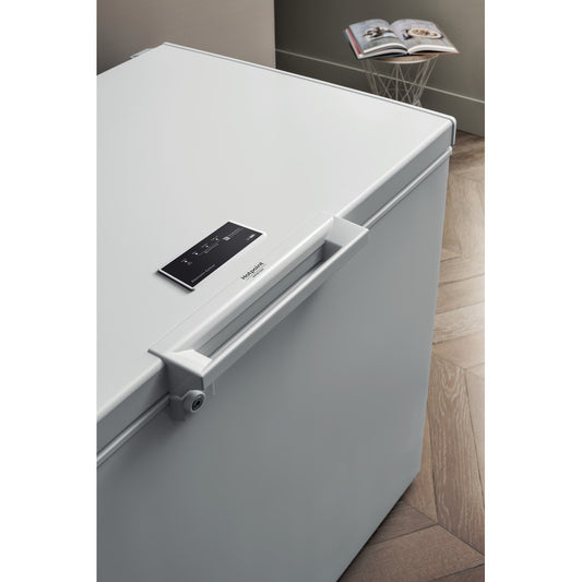 Hotpoint CS2A400HFMFA1141cm FrostAway Chest Freezer in White, 390 Litre