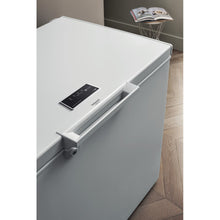 Load image into Gallery viewer, Hotpoint CS1A400HFMFA 141cm FrostAway Chest Freezer in White, 390 Litre, A+
